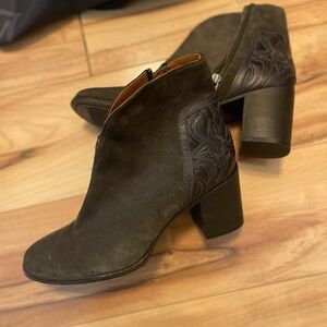Frye dark gray suede and embossed leather 3 inch booties side zip used size 9